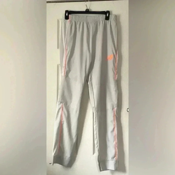 New Balance beige Joggers
SIZE Medium - Picture 1 of 4